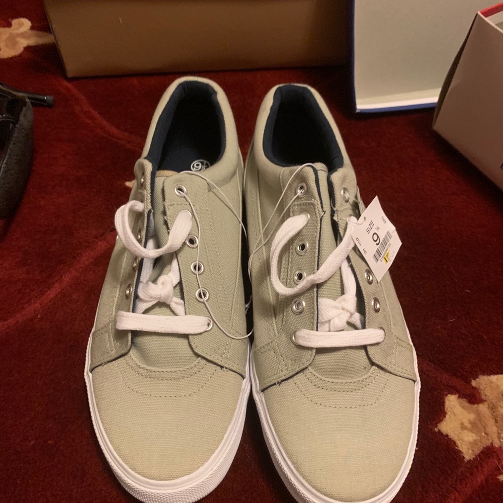 Nice men’s tennis shoes.